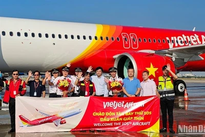 Tàu bay A321neo ACF mới được chào đón bởi lãnh đạo, cán bộ nhân viên, phi hành đoàn Vietjet. 