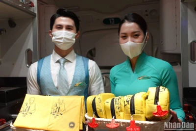 Hàng trăm chiếc áo phao không đủ tiêu chuẩn an toàn được “tái sinh” một vòng đời mới, trở thành những chiếc túi mang tính ứng dụng cao, giúp giảm thiểu một lượng lớn chất thải ra môi trường.