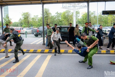 Các lực lượng phối hợp xử lý tình huống nhóm khủng bố bắt cóc con tin.