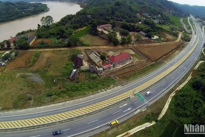 Đường cao tốc Nội Bài-Lào Cai có tổng chiều dài 245km, đi qua địa bàn 5 tỉnh, thành phố: Hà Nội, Vĩnh Phúc, Phú Thọ, Yên Bái và Lào Cai.