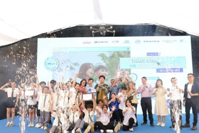 Trao giải cho các đội có thành tích cao.