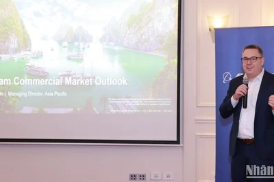 Ông Dave Schulte, Giám đốc Điều hành mảng Tiếp thị máy bay thương mại Boeing khu vực Đông Bắc Á, Đông Nam Á và châu Đại Dương trình bày báo cáo triển vọng thị trường hàng không thương mại.