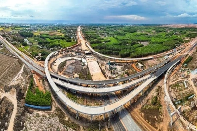 Tập đoàn Đèo Cả đã đề xuất Thủ tướng Chính phủ dự kiến cùng các doanh nghiệp trong nước hợp lực triển khai mở rộng các đoạn tuyến cao tốc bắc-nam phía đông theo phương thức đối tác công-tư (PPP).