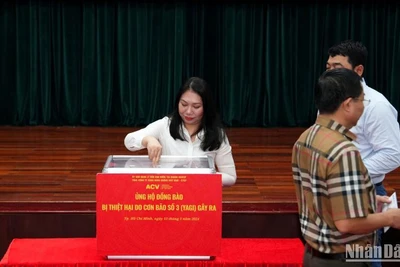 Đồng chí Lê Thị Diệu Thúy, Phó Bí thư Thường trực Đảng ủy, Thành viên Hội đồng quản trị ACV ủng hộ đồng bào vùng lũ tại lễ phát động.