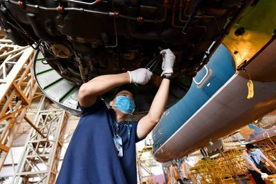 Sửa chữa máy bay tại VAECO.