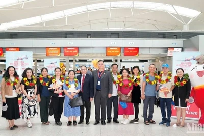 Phó Tổng lãnh sự Lào tại Thành phố Hồ Chí Minh Souvannaseng Amphay cùng lãnh đạo Vietjet tặng hoa và chúc mừng những hành khách đầu tiên trên chuyến bay khai trương từ Thành phố Hồ Chí Minh đi Vientiane.