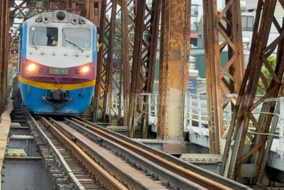 Tổng Công ty Đường sắt Việt Nam tiến hành thử tải cầu Long Biên vào trưa 13/9.