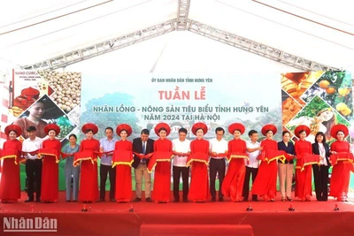 Các đại biểu thực hiện nghi thức cắt băng khai mạc sự kiện.