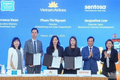 Đại diện 3 bên tham gia ký hợp tác thúc đẩy du lịch đi Singapore.