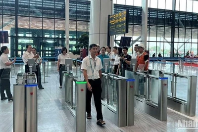 Hành khách làm thủ tục tại cửa an ninh nhà ga T3 sân bay Tân Sơn Nhất.