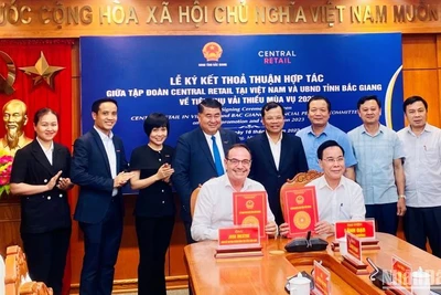 Đại diện Tập đoàn Central Retail Việt Nam và UBND tỉnh Bắc Giang ký thỏa thuận hợp tác về tiêu thụ vải thiều.