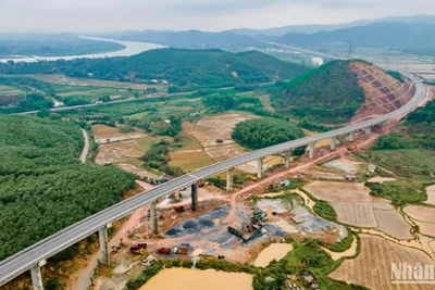 Địa hình tuyến cao tốc Cam Lộ-La Sơn đồi dốc, mặt cắt nhỏ (2 làn), khi xảy ra sự cố, tai nạn thường gặp khó khăn trong cứu hộ, cứu nạn và tiềm ẩn nguy cơ thương vong lớn.