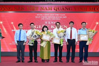 Trao bằng khen cho 5 tập thể hưởng ứng tích cực cuộc thi chính luận bảo vệ nền tảng tư tưởng của Đảng.