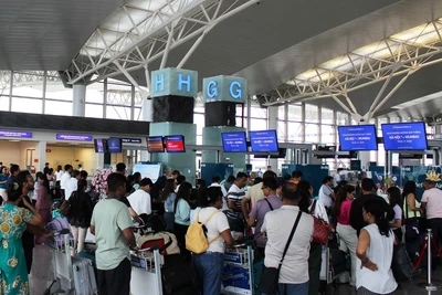 Hành khách làm thủ tục tại quầy checkin sân bay Nội Bài.