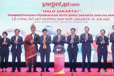 Thủ tướng Chính phủ Phạm Minh Chính và lãnh đạo các bộ ngành dự lễ công bố mở đường bay Hà Nội-Jakarta (Indonesia).