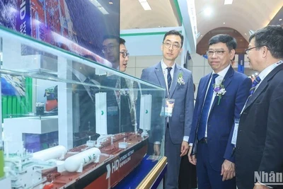 Thứ trưởng Xây dựng Nguyễn Xuân Sang (giữa) tham quan gian hàng trưng bày của một đơn vị đóng tàu tại Triển lãm Vietship 2025.
