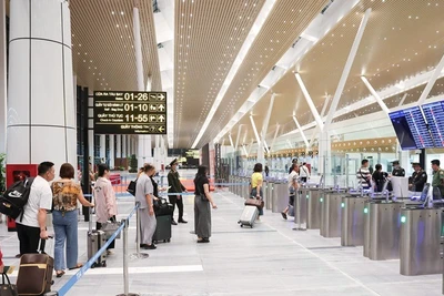 Hành khách đi qua cửa kiểm tra an ninh tại Nhà ga T3 Tân Sơn Nhất.