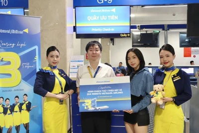 Ông Nguyễn Minh Hải, Tổng Giám đốc Vietravel Airlines nhận biểu trưng chúc mừng hãng đạt 1 triệu hành khách đặt chỗ qua website.