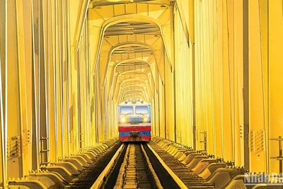 Đoàn tàu bắc-nam trên tuyến đường sắt hiện hữu.