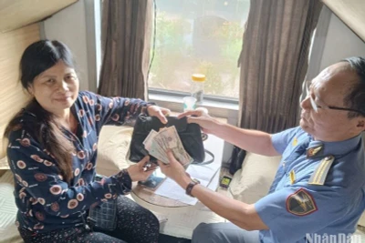 Tổ tàu SE4 trao trả lại cho hành khách Phan Thị Thủy tài sản bỏ quên.