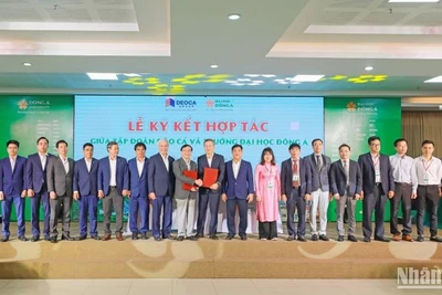 Tập đoàn Đèo Cả và Trường đại học Đông Á ký thỏa thuận hợp tác về đào tạo, cung ứng nguồn nhân lực, cụ thể hóa việc thành lập Viện Đào tạo thực hành Đèo Cả.