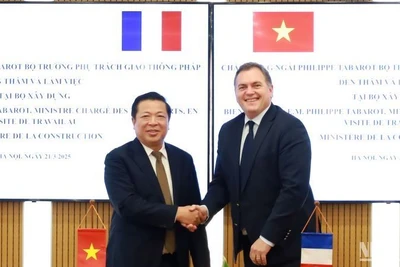 Bộ trưởng Xây dựng Trần Hồng Minh (trái) tiếp Bộ trưởng Giao thông Pháp Philippe Tabarot.