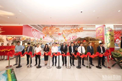 Các đại biểu cắt băng khai mạc lễ hội Tự hào đặc sản Việt.