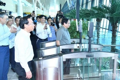 Thủ tướng Phạm Minh Chính cùng lãnh đạo các bộ, ngành đã đến cửa ra máy bay số 12 của chuyến bay VN244 để trực tiếp kiểm tra quy trình làm thủ tục lên máy bay bằng công nghệ sinh trắc học tích hợp trong ứng dụng VNeID.