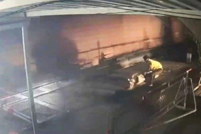 Khoảnh khắc anh Trịnh Dũng lao ra nắm tay người đàn ông kéo về chỗ an toàn.