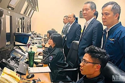 Lãnh đạo Công ty Quản lý bay miền bắc trực tiếp chỉ đạo công tác chuyển đổi khai thác tại Trung tâm Kiểm soát tiếp cận-Tại sân Nội Bài.