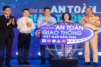 Các đại biểu phát động cuộc thi Sáng kiến an toàn giao thông Việt Nam năm 2024. (Nguồn ảnh: Báo Dân trí)