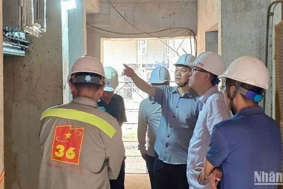 Tổng Giám đốc VATM Nguyễn Công Long (thứ 3 từ phải sang) kiểm tra hạng mục tháp không lưu Cảng hàng không quốc tế Long Thành.