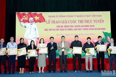 Trao phần thưởng cho các đơn vị, cá nhân xuất sắc đoạt giải cuộc thi.