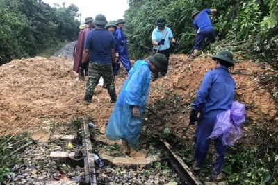 Lực lượng cán bộ, công nhân khắc phục hiệu quả, không để tiếp diễn thêm tình trạng sạt lở tại các vị trí.