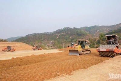 Các nhà đầu tư, nhà thầu đang nỗ lực ngày đêm cho mục tiêu thông tuyến 2 dự án đường cao tốc Đồng Đăng-Trà Lĩnh và Hữu Nghị-Chi Lăng trong năm nay theo chỉ đạo của Thủ tướng Chính phủ.