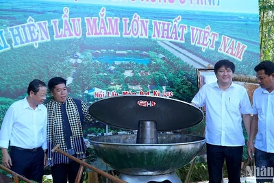 Lẩu mắm lớn nhất Việt Nam được tái hiện tại Ngày hội "Hương rừng U Minh".