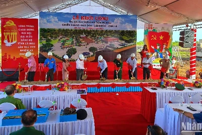 Lãnh đạo tỉnh Cà Mau và các đơn vị liên quan thực hiện nghi thức khởi công Dự án vào sáng 19/11.