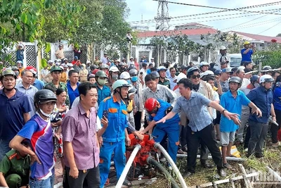 Chính quyền địa phương huy động lực lượng giúp dân chữa cháy vào sáng 28/3