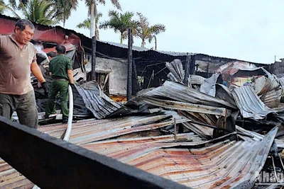 Đám cháy tại cây xăng Duy Nhất được dập tắt nhưng nhiều tài sản đã bị thiêu rụi.