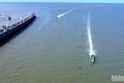 Cửa biển Sông Đốc là nơi lý tưởng tổ chức Lễ hội Nghinh Ông hằng năm tại miền biển Cà Mau. 