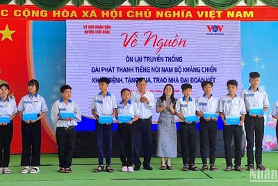 Đại diện Ủy ban Mặt trận Tổ quốc Việt Nam tỉnh Cà Mau trao học bổng cho học sinh xã Tân Bằng nhân chuyến về nguồn.