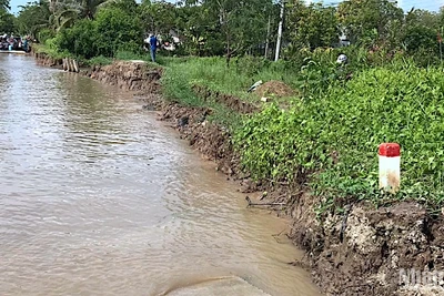 Hiện trường sau vụ sạt lở đất xảy ra trên tuyến đường ô-tô về trung tâm xã Nguyễn Huân, huyện Đầm Dơi, tỉnh Cà Mau.
