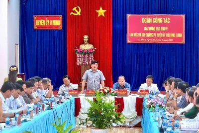 Đoàn công tác của Bí thư Tỉnh ủy Cà Mau làm việc với Ban Thường vụ Huyện U Minh và Thới Bình sáng 20/3.