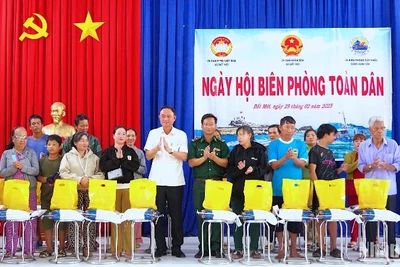 Thiếu tá Trịnh Công tự và lãnh đạo xã Đất Mới tặng quà cho hộ nghèo nhân Ngày hội Biên phòng toàn dân 2025. 