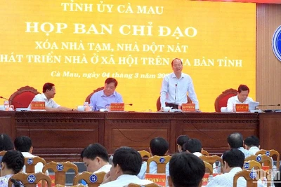 Bí thư Tỉnh ủy Cà Mau Nguyễn Hồ Hải (đứng trên cùng) quán triệt nội dung cuộc họp Ban Chỉ đạo xóa nhà tạm, nhà dột nát vào sáng 4/3.