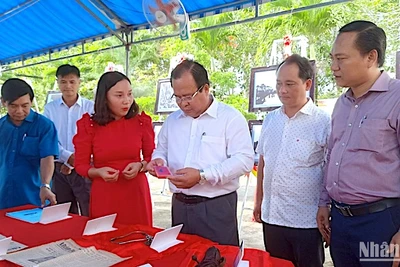 Phó Chủ tịch Ủy ban nhân dân tỉnh Cà Mau Nguyễn Minh Luân (đeo kính) tham quan các hiện vật trưng bày vừa tiếp nhận. 