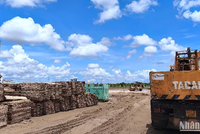 Một góc công trường thi công gói thầu khối nhà chính Bệnh viện Đa khoa Cà Mau quy mô 1.200 giường vào trưa 16/5.