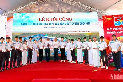 Trao học bổng tặng học sinh vượt khó, vươn lên trong học tập tại xã Tân Bằng.