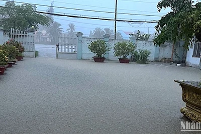 Mưa lớn kết hợp triều cường gây ngập sâu đường sá và trụ sở nhiều cơ quan công quyền. (Trong ảnh: Nơi làm việc của Sở Lao động-Thương binh và Xã hội Cà Mau nhìn ra trục đường Phan Ngọc Hiển)