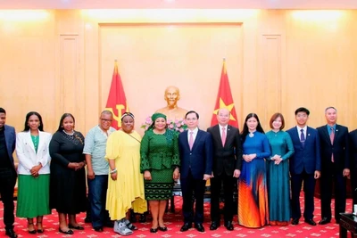 Đồng chí Dương Trung Ý, Phó Giám đốc Học viện Chính trị quốc gia Hồ Chí Minh tiếp và làm việc với đồng chí Nomvula Mokonyane, Phó Tổng thư ký thứ nhất Đảng Đại hội dân tộc Phi (ANC), Nam Phi.